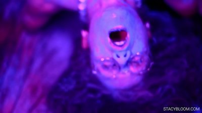 Ымыркай камерада мастурбация жасап, өзүн оргазмга алып келет.